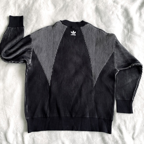 NWOT Adidas B/W Oversized Sweater - Picture 5 of 5